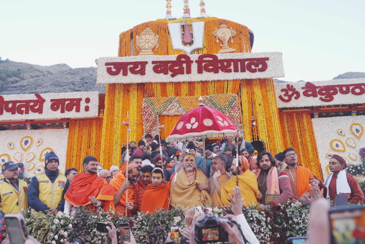 कपाट खुलने पर दर्शन कर निकले शंकराचार्य